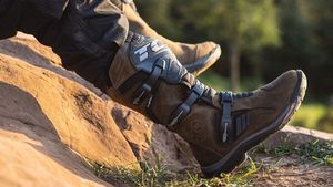 పురుషులు మరియు స్త్రీలు కోసం Royal Enfield రైడింగ్ బూట్లు.. పూర్తి వివరాలు