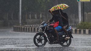 టూవీలర్‌పై వెళ్తూ గొడుగు ఉపయోగించడం నేరం; ఎక్కడో తెలుసా?