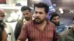 అవమానించిన సేల్స్​మ్యాన్​కి చుక్కలు చూపించిన రైతు.. ఇంతకీ ఏం జరిగిందంటే?