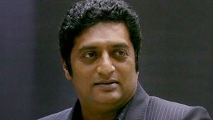 మ్యాట్ ఫినిష్డ్ ల్యాండ్ రోవర్ డిఫెండర్ ఎస్‌యూవీలో కనిపించిన ప్రకాష్ రాజ్