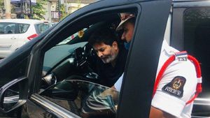 మాటల మాంత్రికుడు 'త్రివిక్రమ్ శ్రీనివాస్' ని తాకిన బ్లాక్ ఫిల్మ్ ఎఫెక్ట్: జరిమానా..!!