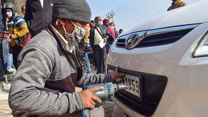 మీ పాత బండి నెంబర్ ప్లేట్ అంటే మీకు సెంటిమెంటా..? అయితే, దానిని మీరే ఉంచేసుకోండి!