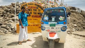 ఈ వ్యక్తి మాములోడు కాదు.. ఎలక్ట్రిక్ ఆటోరిక్షాతో ఏకంగా అత్యంత ప్రమాదకరమైన ఖర్దుంగ్‌లా పాస్ దాటేశాడు..