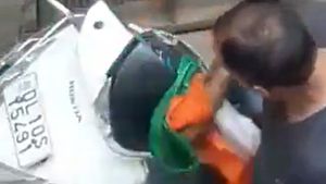 దేశ రాజధానిలో జాతీయ జెండాకు ఘోర అవమానం [వీడియో].. మండిపడుతున్న జనం