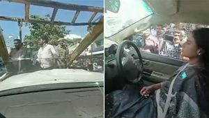 ధ్వంసమైన కారులో 'వైఎస్. షర్మిల': టోయింగ్ వేసి కారునే లాక్కెళ్లిన పోలీసులు