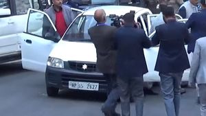 ఆల్టో కారుపై వచ్చిన సీఎం.. అవ్వాక్ అయిన ఆఫీసర్స్.. కట్ చేస్తే..!