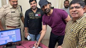 లగ్జరీ ఎలక్ట్రిక్‌ కారు కొనుగోలుచేసిన మాస్‌ మహారాజ.. ఈ ఫ్యాన్సీ నంబరే ఎందుకు ?