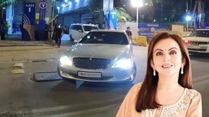 2009 మోడల్‌ కారులో వాంఖడే స్టేడియానికి నీతా అంబానీ.. అంత పాత కారులోనే ఎందుకు వెళ్లినట్టు?