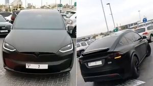 ప్రపంచంలోనే అత్యంత ఖరీదైన నంబర్ ప్లేట్ ధర. 122.59కోట్లు