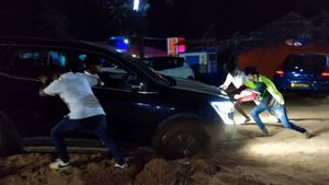 గోవా బీచ్‌ ఇసుకలో ఇరుక్కుపోయిన మహీంద్ర XUV 700.. తోపుడు బండిలా తోసి బయటకు తీసిన యువకులు