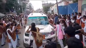 స్కూల్లో సదుపాయాలు లేవంటూ విద్యార్థినుల నిరసన.. ఏకంగా విద్యాధికారి కారు అద్దాలు ధ్వంసం చేసిన బాలికలు