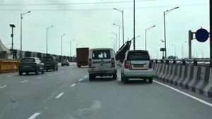 టోల్ ఫీజు చెల్లించకుండా తప్పించుకుపోయిన ట్యాక్సీ డ్రైవర్.. హైవేపై ఛేజ్ చేసిన టోల్ బూత్ అధికారులు..