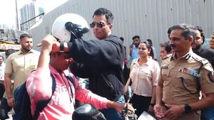 హెల్మెట్‌ ముఖ్యం బిగులూ.. సేఫ్‌ డ్రైవింగ్‌ కోసం బైకర్లకు హెల్మెట్స్‌ పంపిణీ చేసిన సోనూసూద్‌
