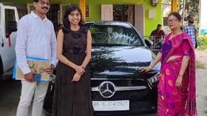లక్‌ అంటే ఈ అమ్మాయిదే.. 100 రూపాయలకే 50 లక్షల ఖరీదైన మెర్సిడెస్‌ బెంజ్‌, జాక్‌పాట్‌ కొట్టేసింది.!!