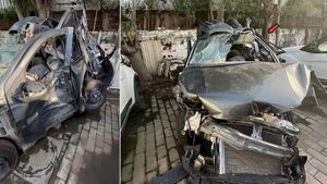రెండు ట్రక్కుల మధ్య ఇరుక్కొని నుజ్జునుజ్జయిన కారు.. ప్రయాణికులు ప్రాణాలను కాపాడిన ఫీచర్‌ ఇదే!