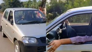 Viral Video ఇదేం డ్రైవింగ్ సామీ... ప్యాసింజర్‌ సీటుపై కూర్చొని కాళ్లతో స్టీరింగ్‌ను నియంత్రిస్తూ..!