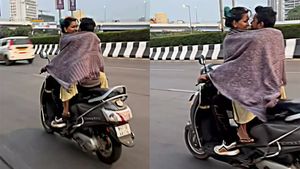 Live Video రోడ్డుపై ప్రేమ జంట డేంజరస్‌ రొమాన్స్.. వీడియో రికార్డు చేస్తున్నట్లు గుర్తించినా..!!