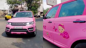 ఆడపిల్ల కోసం 'రేంజ్ రోవర్' కలర్ మార్చేసిన తండ్రి.. ఇలాంటి కారు ఎప్పుడూ చూసుండరు! (వీడియో)