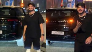 రేంజ్ రోవర్ కారుతో రేంజ్ పెంచేసిన బిగ్‌బాస్ విన్నర్ - వీడియో