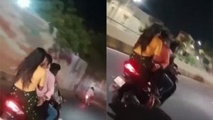 పబ్లిక్‌ రోడ్డుపై రెచ్చిపోయిన జంట.. కదిలే స్కూటర్‌పై రొమాన్స్‌, వైరల్‌ అవుతున్న వీడియో
