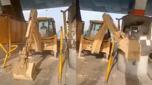 టోల్‌గేట్‌ వద్ద గొడవ.. జేసీబీతో బూత్‌లను ధ్వసం చేసిన ఆపరేటర్‌