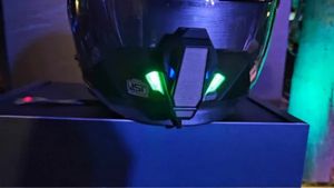 స్మార్ట్ హెల్మెట్‌ విడుదల.. బయటి శబ్దాలు లోపలికి పోవు.. ఫోన్‌ మాడ్లడవచ్చు, ఇంకా మరెన్నో ఫీచర్లు