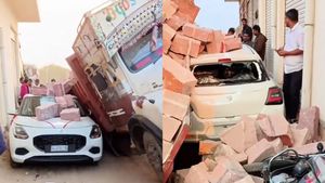 స్విఫ్ట్‌ కారుకి యాక్సిడెంట్‌.. లారీ లోడు మీద పడినా చెక్కుచెదరని కారు.. వీడియో వైరల్‌!