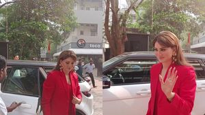 రెడ్ కలర్ డ్రెస్సులో అదిరిపోతున్న డాకు మహారాజ్‌ బ్యూటీ.. ఖరీదైన కారుతో సోషల్ మీడియాను షేక్ చేస్తుంది