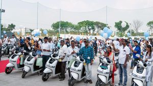 పెట్రోల్ తో పనే లేదు.. సిటీలో ట్రాఫిక్ భయమే వద్దు.. మహిళలు సైతం దూసుకెళ్లే బెస్ట్ ఎలక్ట్రిక్ స్కూటర్లు ఇవే!