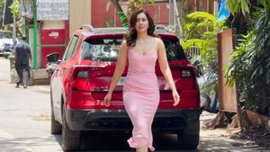 అందానికే అందం.. కుషాక్‌లో అదిరిపోయే ఎంట్రీ ఇచ్చిన రాశీ ఖన్నా.. వైరల్ వీడియో!