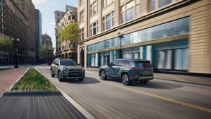 పెట్రోల్ లేకుండా 80 కి.మీలు వెళ్తుంది.. ప్రపంచానికి అధునాతన కారును పరిచయం చేసిన టయోటా