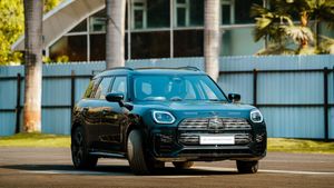 చిన్న సైజులో ఉన్నప్పటికీ, చాలా శక్తివంతమైనది.. ఈ కారు కొనాలంటే ఆస్తులు అమ్ముకోవాల్సిందే!