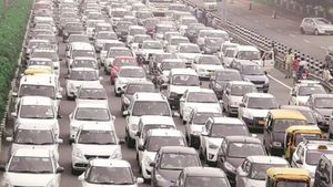 ఢిల్లీలో పాత వాహనాలకు బంకుల్లో పెట్రోల్, డీజిల్ నిషేధం.. మరి ఇతర నగరాల్లో పరిస్థితి ఎలా ఉంది?