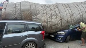 లారీ కింద పడినా ఏమి కాలేదు.. మారుతి కారులో ఉన్నవారిని దేవుడిలా వచ్చి కాపాడిన మహీంద్రా కారు