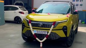 ఆ కంపెనీ కార్ల కోసం షోరూమ్‌ల ముందు జనాల భారీ క్యూ.. ఒక్క రోజే 10,000 కార్ల డెలివరీ