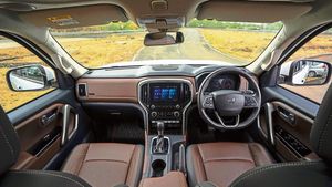 నిమిషానికి 25వేల బుకింగ్స్..ఆ కారు కోసం పడిచచ్చిపోతున్న జనం..షో రూమ్స్ ముందు భారీగా క్యూలు కడుతున్న జనం