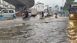 వాహనదారుల ఇక్కట్లు.. తెలుగు రాష్ట్రాల్లో మొంథా తుఫాన్ ప్రభావం.. రోడ్లపై భారీ వరద