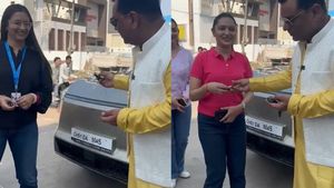 ఇలాంటి బాస్ దొరికితే చాలు! ఒక్కో ఉద్యోగికి ఒక కారు గిఫ్ట్.. సోషల్ మీడియాలో వైరల్ వీడియో!