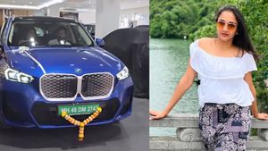 హీరోయిన్‎కు 78లక్షల కారు గిఫ్టుగా ఇచ్చిన స్పెషల్ పర్సన్.. ఆమె ఆనందానికి హద్దే లేదు