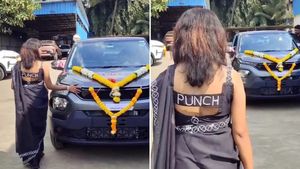 మరీ ఇంత పిచ్చా.. టాటా పంచ్ డెలివరీలో కొత్త ట్విస్ట్..కారు కంటే ఈమె బ్లౌజ్ కే ఎక్కువ మార్కులు పడుతున్నాయి