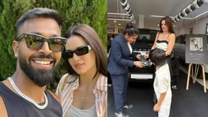 హార్దిక్ పాండ్యా పెద్ద మనసు.. మాజీ భార్య నటాషా, కొడుకు అగస్త్య కోసం కోట్లు విలువ చేసే కారు గిఫ్ట్