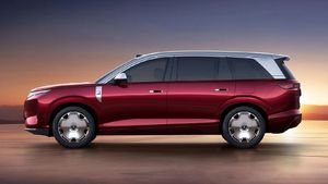 సింగిల్ ఛార్జ్‌తో 950 కిలోమీటర్లు.. కారు లోపల టీవీ, ఫ్రిజ్..ఇది కారు కాదు రోడ్డుపై వెళ్లే బుల్లెట్ రైలు