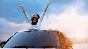 పొరుగింటి వాళ్లు కుళ్లుకోవాలన్నా.. చుట్టాలు షాక్ అవ్వాలన్నా.. ఈ బడ్జెట్ సన్‌రూఫ్ కార్లలో ఒకటి కొంటే చాలు