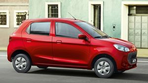 పేదోళ్లు సైతం ఈ కారును ఈజీగా కొనగలరు.. 33 కి.మీ మైలేజ్, 6 ఎయిర్‌బ్యాగ్స్.. చాలా మంది కొంటున్నారు!