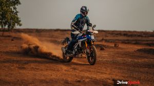 BMW F 450 GS Review : క్లచ్‌తో పనిలేకుండానే గేర్లు మార్చేయొచ్చు.. అడ్వెంచర్ ప్రియుల కలల బైక్ ఎలా ఉందంటే ?