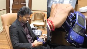 బొమ్మ కారుని చూసి చిన్నపిల్లాడిలా మురిసిపోయిన సీఎం విజయ్.. రియాక్షన్ నెట్టింట వైరల్!