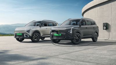 ഫാമിലിയുടെ ഇഷ്ടം കിയക്ക് അറിയാം! പുതിയ വേരിയന്റുകളും 6-സീറ്റര്‍ ഓപ്ഷനുമായി 2026 ക്ലാവിസ് ഇവി വിപണിയിൽ 