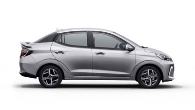 28KM മൈലേജും 6 എയര്ബാഗുമുള്ള ഫാമിലി കാര് 6 ലക്ഷത്തിന്! വാങ്ങിക്കൂട്ടിയത് 3 ലക്ഷം ഇന്ത്യക്കാര്