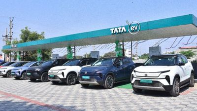 പുതിയ ഇലക്ട്രിക് കാര്‍ വാങ്ങുന്നവര്‍ക്ക് സര്‍ക്കാര്‍ വക ₹1 ലക്ഷം! ഇ-സ്‌കൂട്ടര്‍ വാങ്ങുന്നവരുടെ ലാഭം അറിയണ്ടേ?