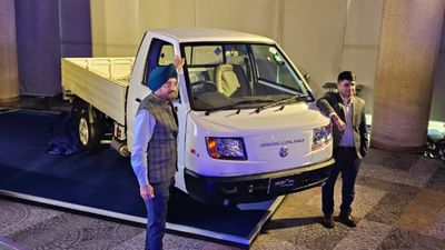 ഫുള്‍ ടാങ്ക് അടിച്ചാല്‍ 500KM വരെ ഓടും, ഡീസല്‍ വണ്ടിയല്ല; സംരംഭകരുടെ പുതിയ 'ദോസ്തുകള്‍' പുറത്തിറങ്ങി